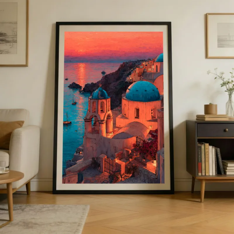 Schilderachtige illustratie van Santorini bij zonsondergang met iconische blauwgekoepelde kerken en witgekalkte gebouwen gloeiend in warm perziklicht op vulkanische kliffen boven turquoise water met zeilboten en een roze-oranje hemel